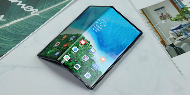 Складной смартфон Xiaomi заметили в китайском метро