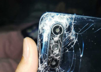 Xiaomi Mi 10 работает даже после того, как его раздавил автобус