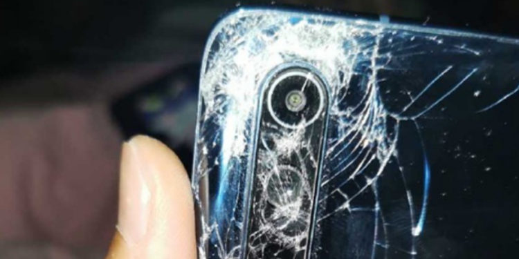 Xiaomi Mi 10 работает даже после того, как его раздавил автобус